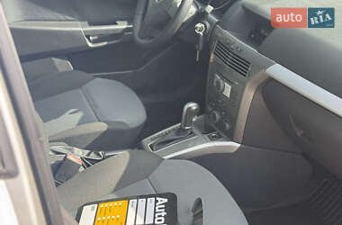 Хэтчбек Opel Astra 2005 в 