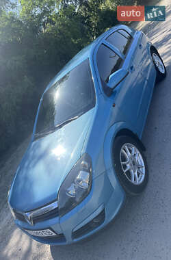 Хэтчбек Opel Astra 2005 в 