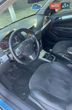 Хэтчбек Opel Astra 2005 в 
