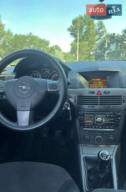 Хэтчбек Opel Astra 2005 в 
