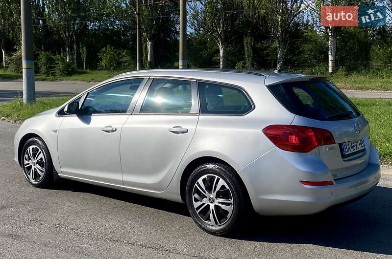 Універсал Opel Astra 2011 в Кривому Розі