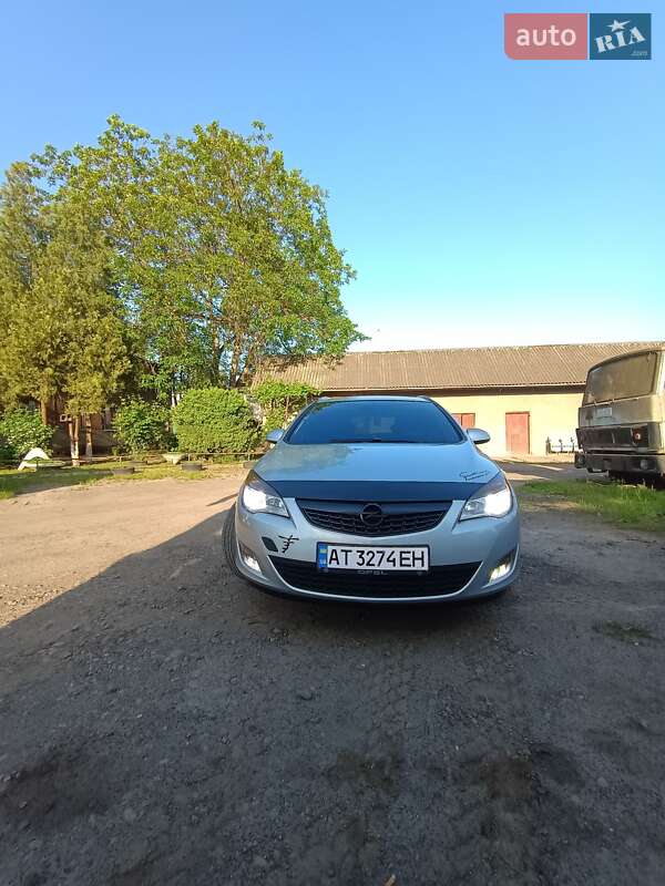 Універсал Opel Astra 2011 в Бурштині