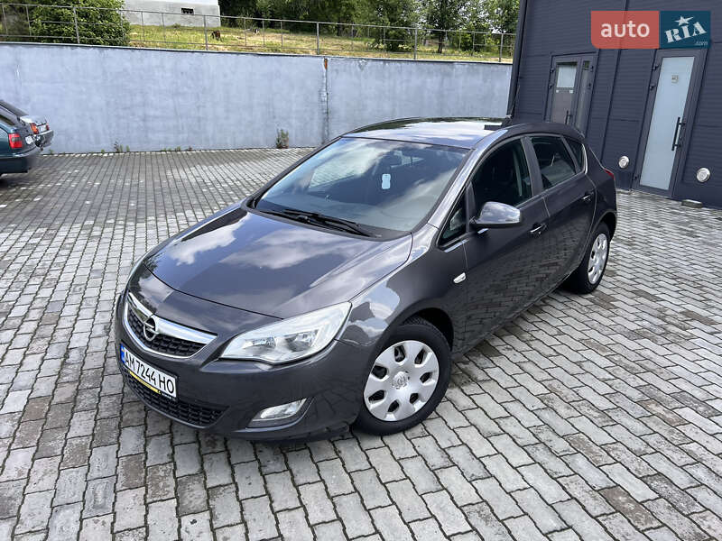 Хэтчбек Opel Astra 2011 в Малине