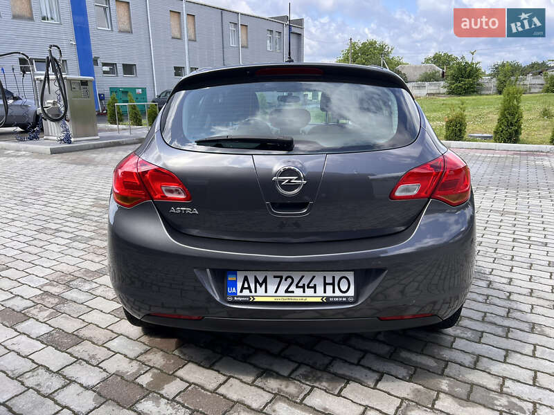 Хэтчбек Opel Astra 2011 в Малине