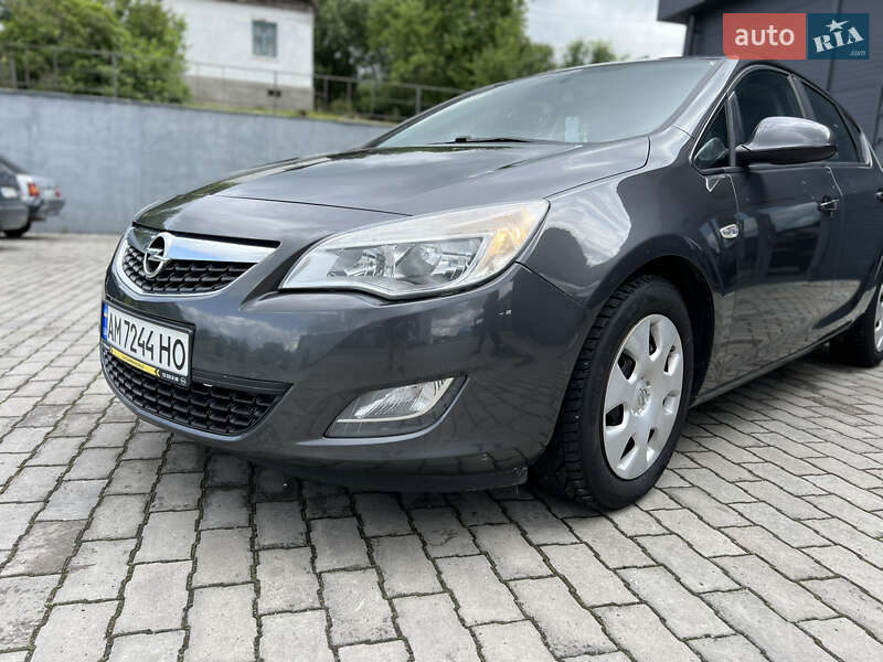 Хэтчбек Opel Astra 2011 в Малине