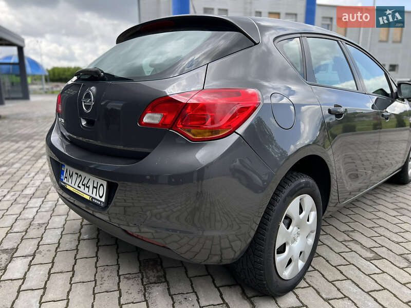 Хэтчбек Opel Astra 2011 в Малине