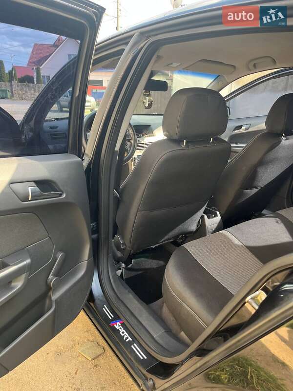 Хэтчбек Opel Astra 2005 в Могилев-Подольске