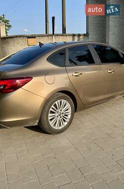 Седан Opel Astra 2012 в 