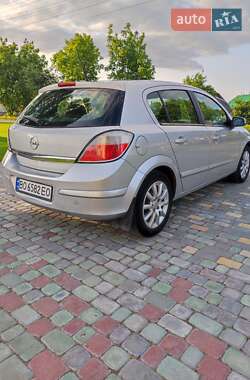 Хэтчбек Opel Astra 2004 в 