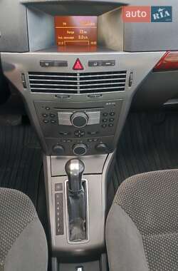 Хэтчбек Opel Astra 2004 в 