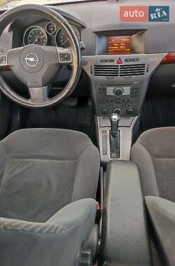 Хэтчбек Opel Astra 2004 в 