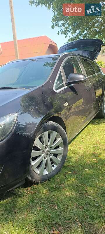 Універсал Opel Astra 2011 в Івано-Франківську