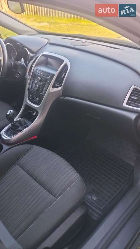 Хэтчбек Opel Astra 2011 в Радехове