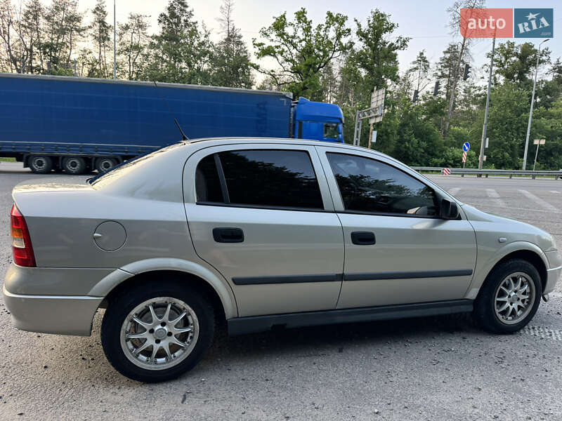 Седан Opel Astra 2006 в Киеве