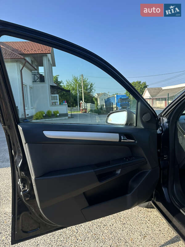 Хэтчбек Opel Astra 2007 в Черновцах