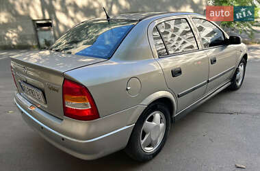 Седан Opel Astra 2006 в 