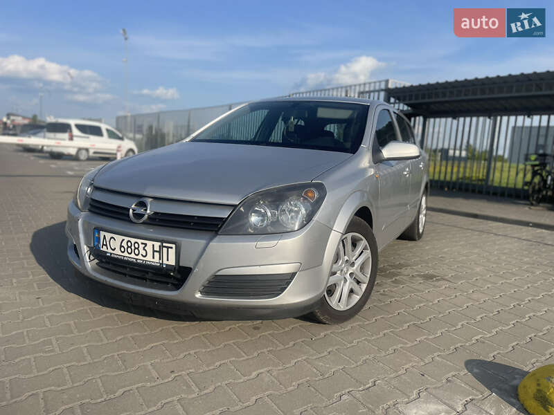 Хэтчбек Opel Astra 2005 в 