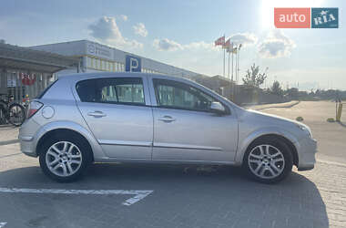 Хэтчбек Opel Astra 2005 в 