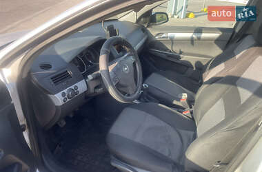 Хэтчбек Opel Astra 2005 в 