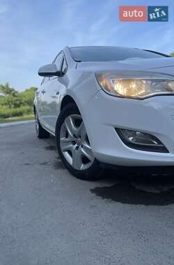 Универсал Opel Astra 2011 в 