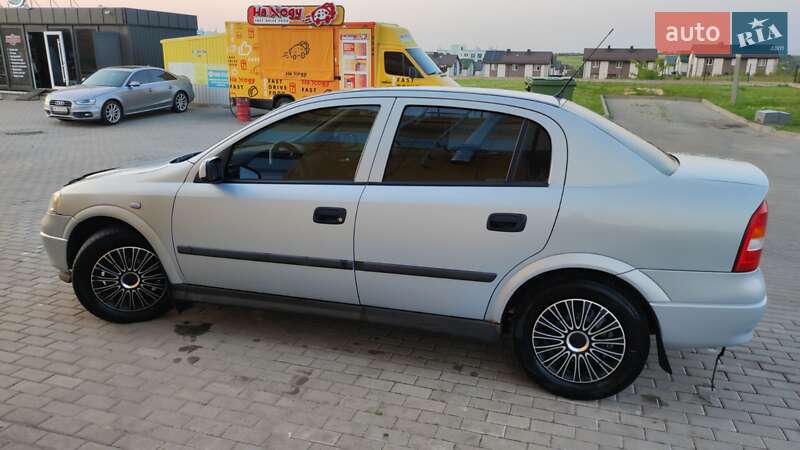 Седан Opel Astra 2004 в Рівному