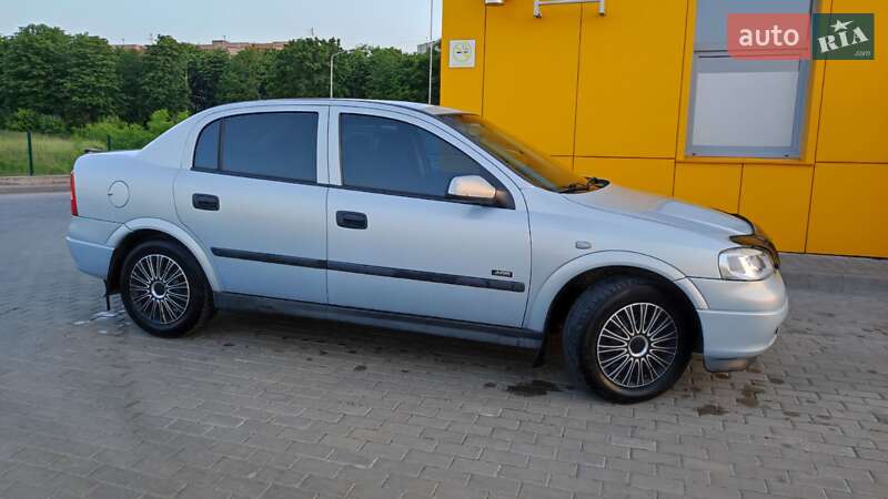 Седан Opel Astra 2004 в Рівному