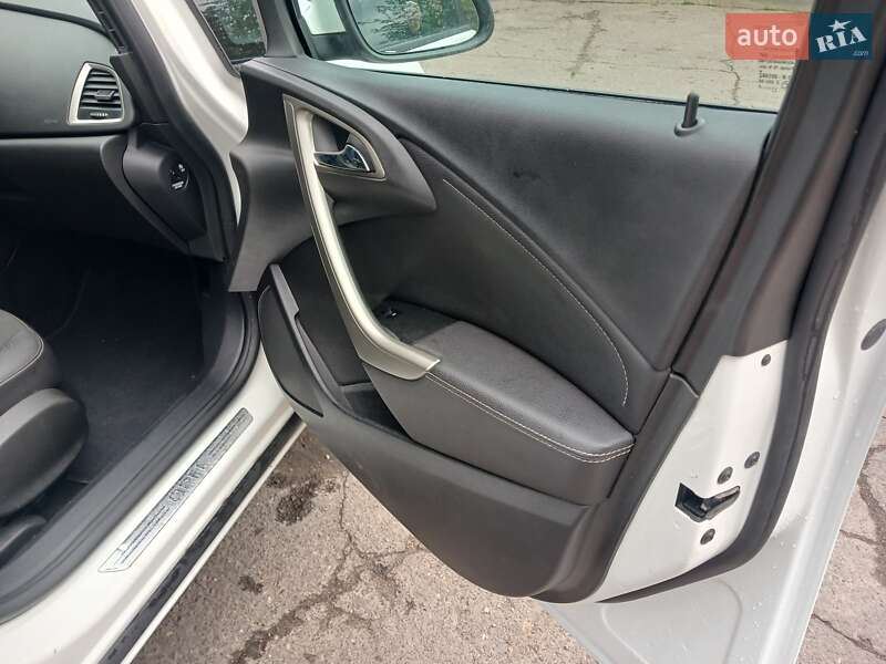 Универсал Opel Astra 2012 в Стрые