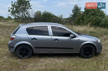 Хэтчбек Opel Astra 2005 в 