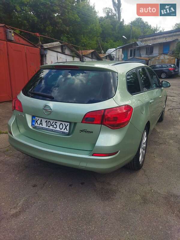 Універсал Opel Astra 2011 в Києві