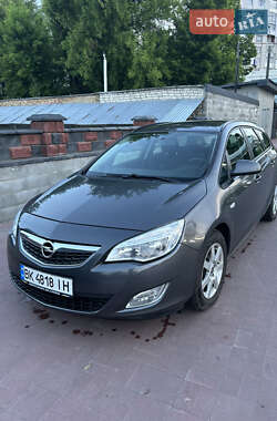 Универсал Opel Astra 2012 в Ровно