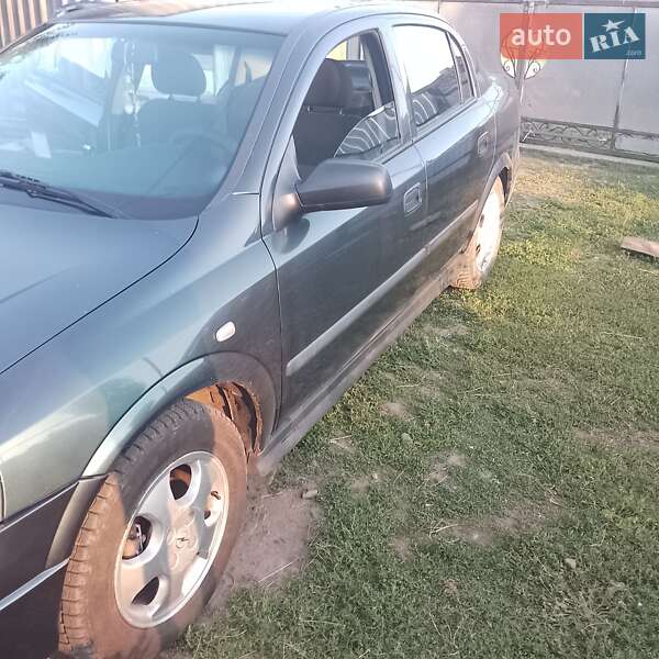 Седан Opel Astra 2005 в Чернівцях