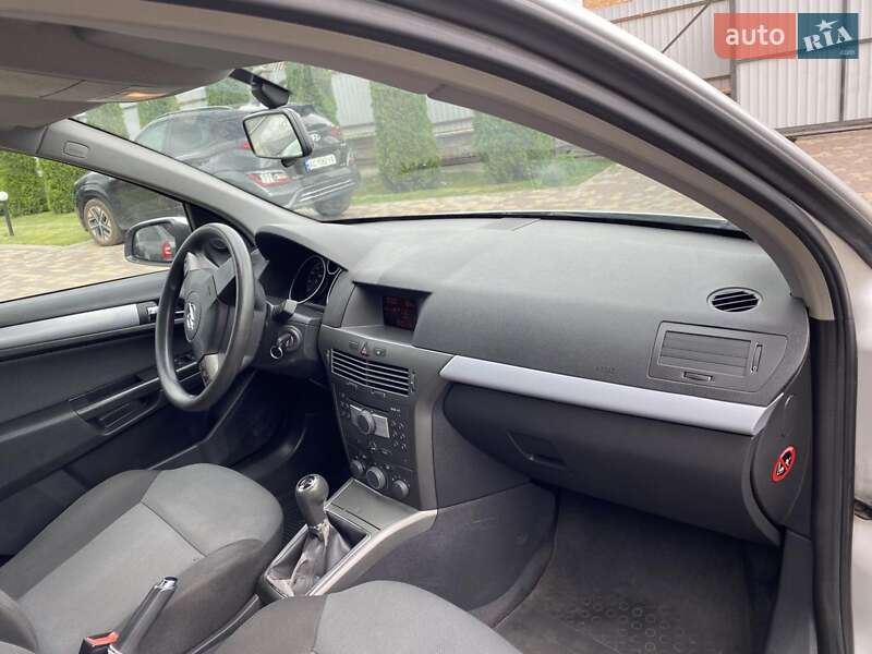 Універсал Opel Astra 2005 в Нововолинську