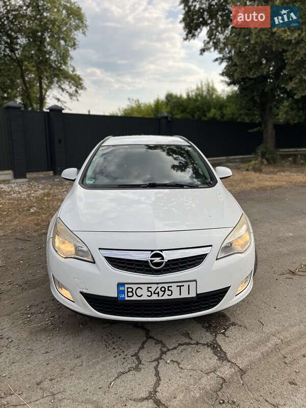 Універсал Opel Astra 2011 в Львові