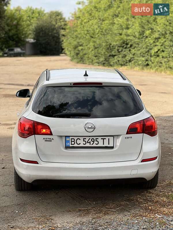 Універсал Opel Astra 2011 в Львові