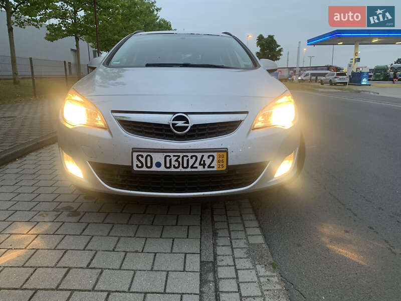 Универсал Opel Astra 2011 в Киеве