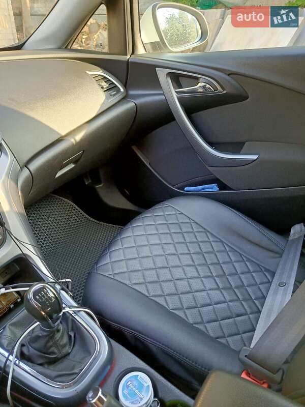Универсал Opel Astra 2014 в Чернигове
