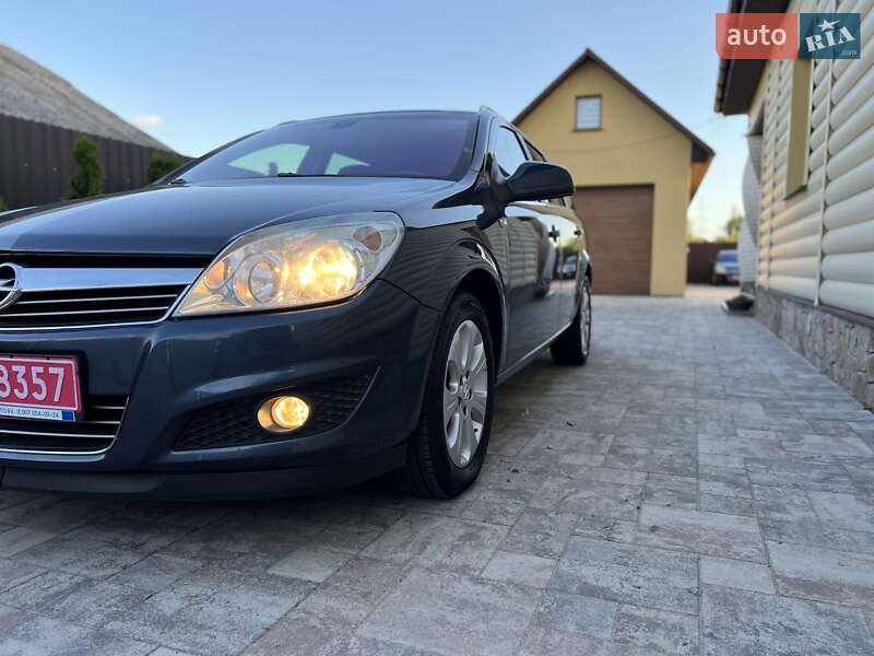 Универсал Opel Astra 2010 в Сарнах