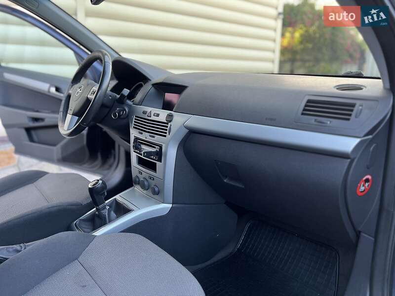 Универсал Opel Astra 2010 в Сарнах