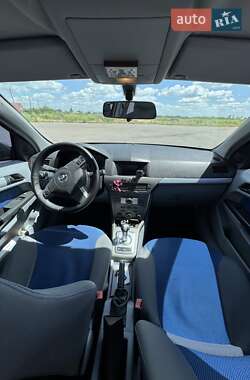 Хэтчбек Opel Astra 2005 в 