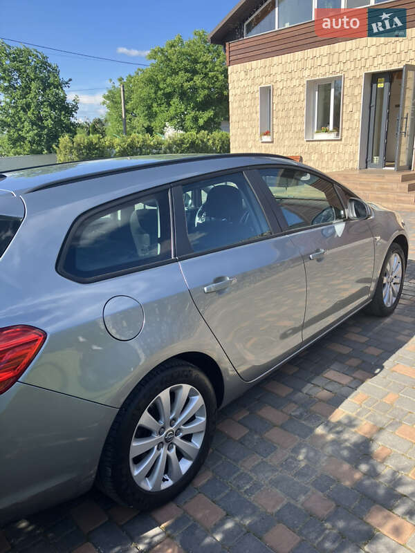 Универсал Opel Astra 2013 в Кицмани