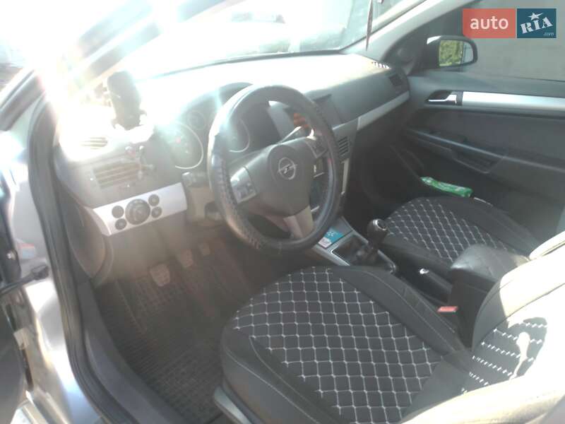 Хэтчбек Opel Astra 2006 в Петровке-Роменской