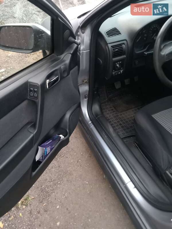 Седан Opel Astra 2004 в Новом Буге