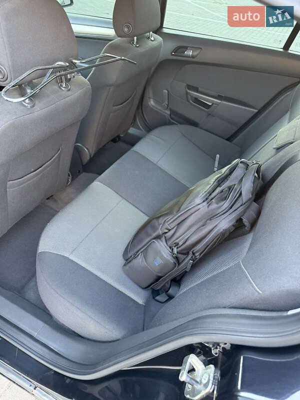 Седан Opel Astra 2008 в Южном