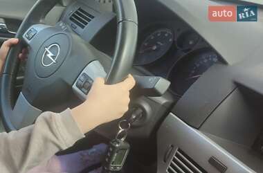 Хэтчбек Opel Astra 2011 в 