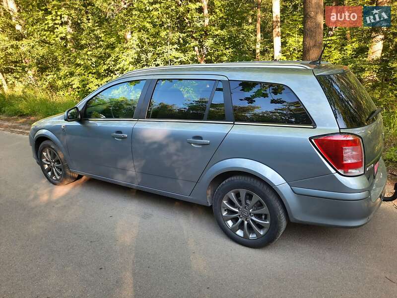 Универсал Opel Astra 2010 в 