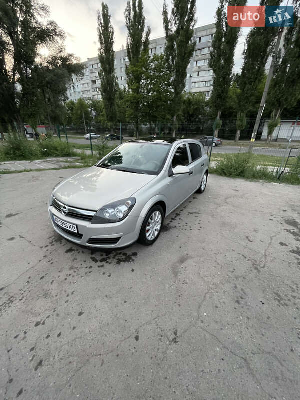 Хэтчбек Opel Astra 2006 в 