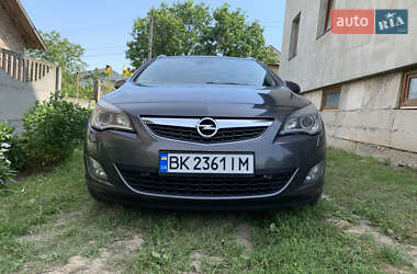 Універсал Opel Astra 2012 в Рівному