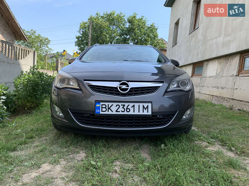 Универсал Opel Astra 2012 в 