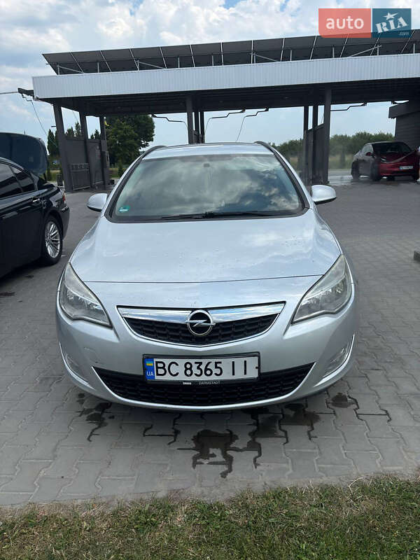 Универсал Opel Astra 2011 в Львове