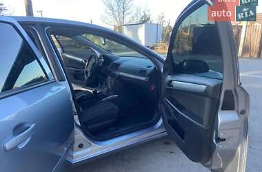 Хэтчбек Opel Astra 2004 в 